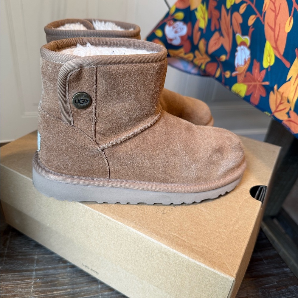 UGG Jona in chestnut